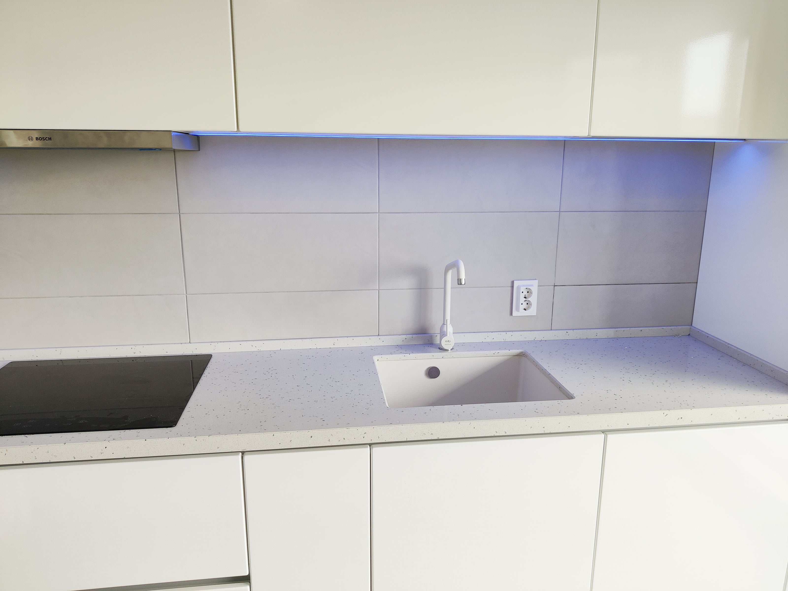 Mobilier bucătărie NORVINIA, cu mânere Gola ascunse în spatele ușilor, blat din cuarț compozit și chiuvetă montată sub blat