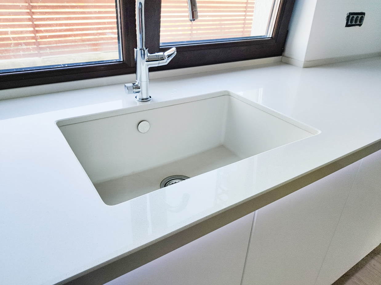 Mobilier bucătărie NORVINIA din MDF termoformat alb satin cu blat din cuarț compozit și chiuvetă montată sub blat