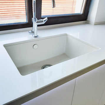 Mobilier bucătărie NORVINIA din MDF termoformat alb satin cu blat din cuarț compozit și chiuvetă montată sub blat