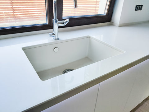 Mobilier bucătărie NORVINIA din MDF termoformat alb satin cu blat din cuarț compozit și chiuvetă montată sub blat