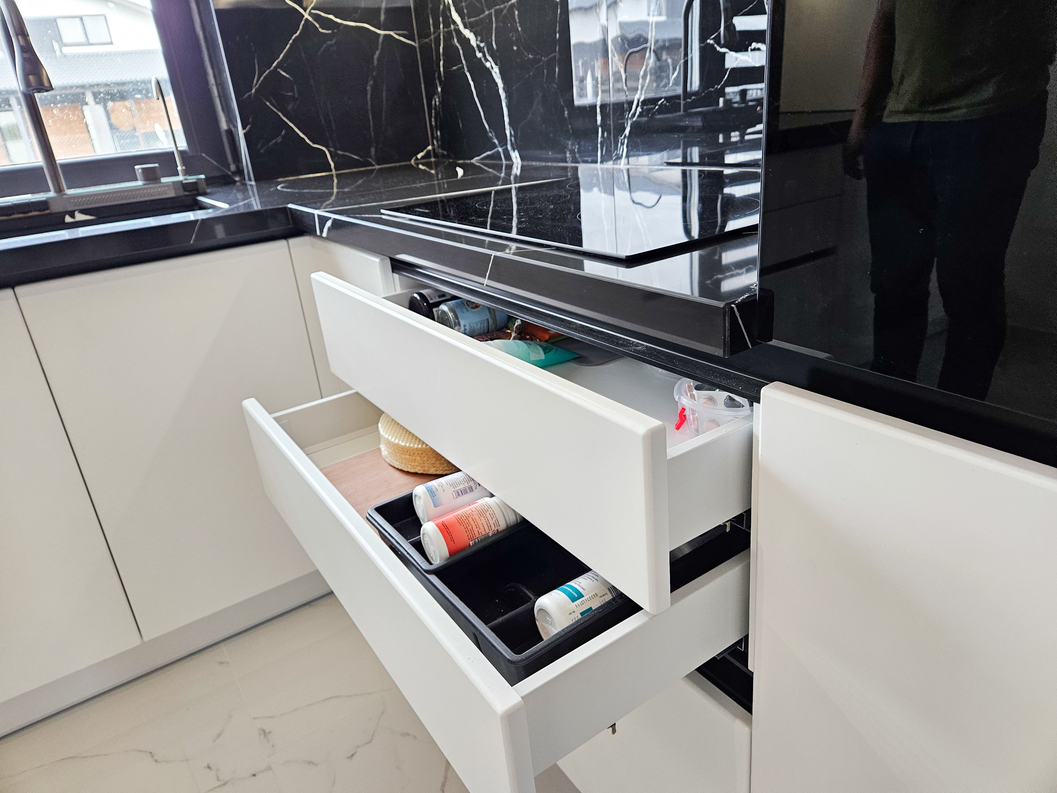 Mobilă de bucătărie fabricată la comandă de NORVINIA cu blat din cuarț compozit, mobilier din MDF termoformat