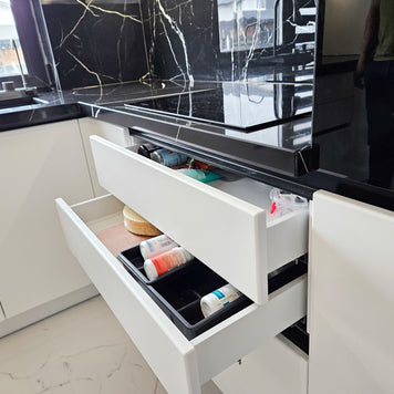 Mobilă de bucătărie fabricată la comandă de NORVINIA cu blat din cuarț compozit, mobilier din MDF termoformat