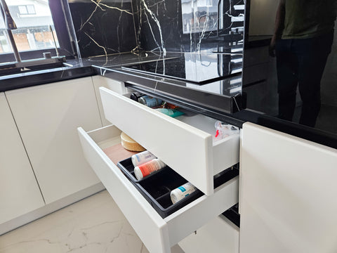 Mobilă de bucătărie fabricată la comandă de NORVINIA cu blat din cuarț compozit, mobilier din MDF termoformat