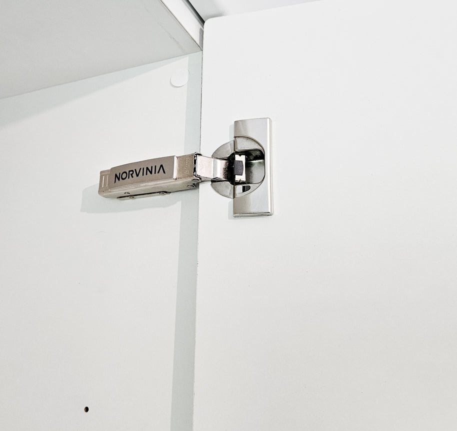 Mobilă de bucătărie fabricată la comandă de NORVINIA cu blat din cuarț compozit, mobilier din MDF termoformat