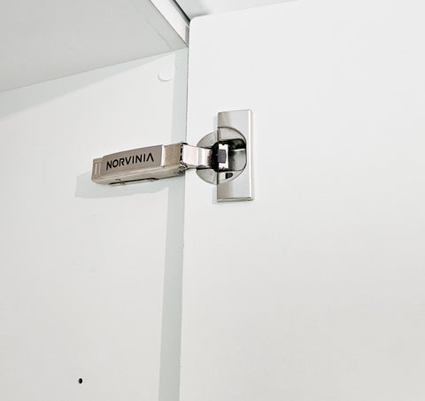 Mobilă de bucătărie fabricată la comandă de NORVINIA cu blat din cuarț compozit, mobilier din MDF termoformat