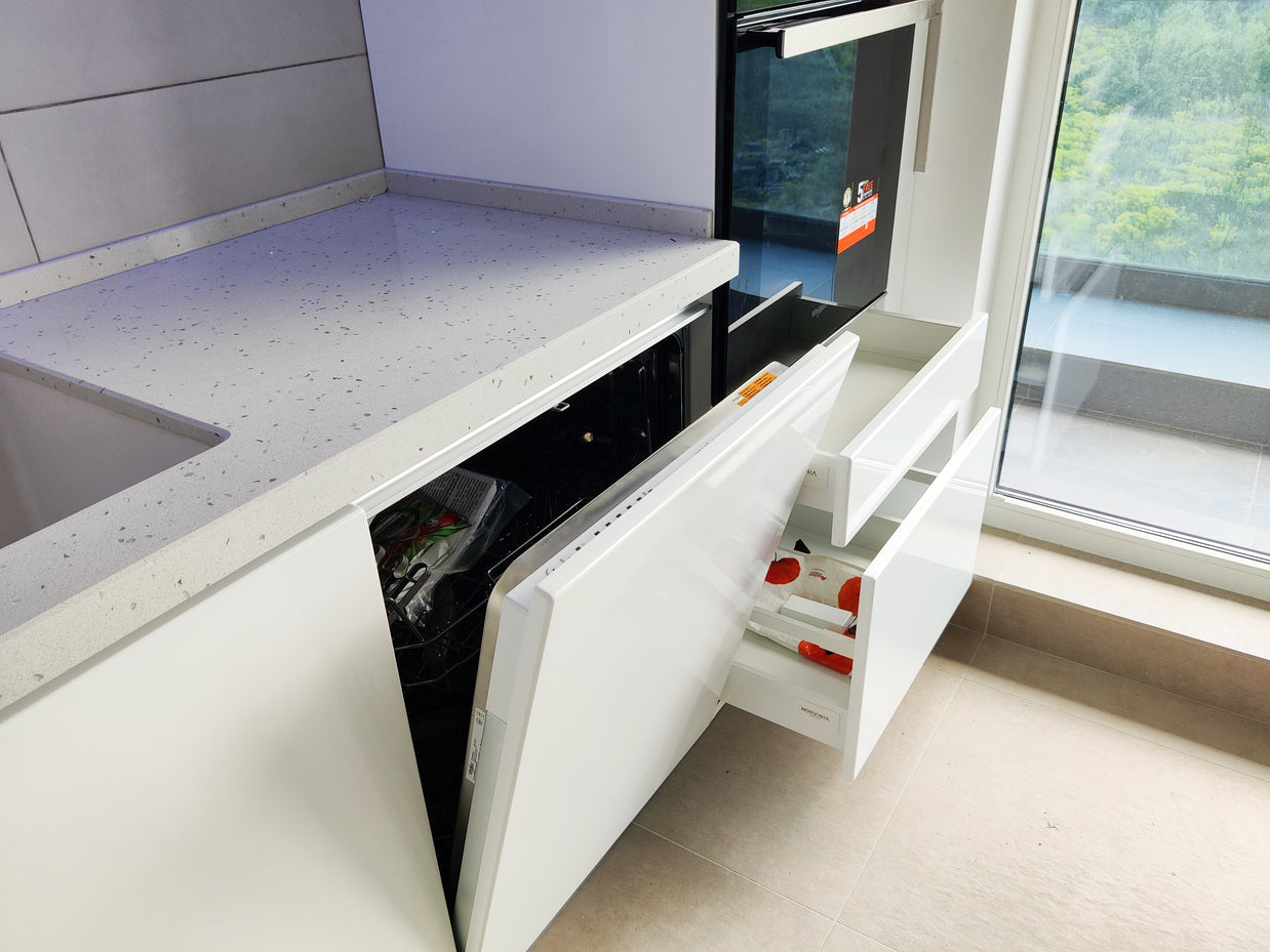 Mobilier bucătărie NORVINIA, cu mânere Gola ascunse în spatele ușilor, blat din cuarț compozit și chiuvetă montată sub blat