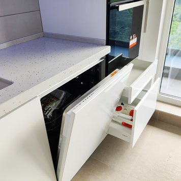 Mobilier bucătărie NORVINIA, cu mânere Gola ascunse în spatele ușilor, blat din cuarț compozit și chiuvetă montată sub blat