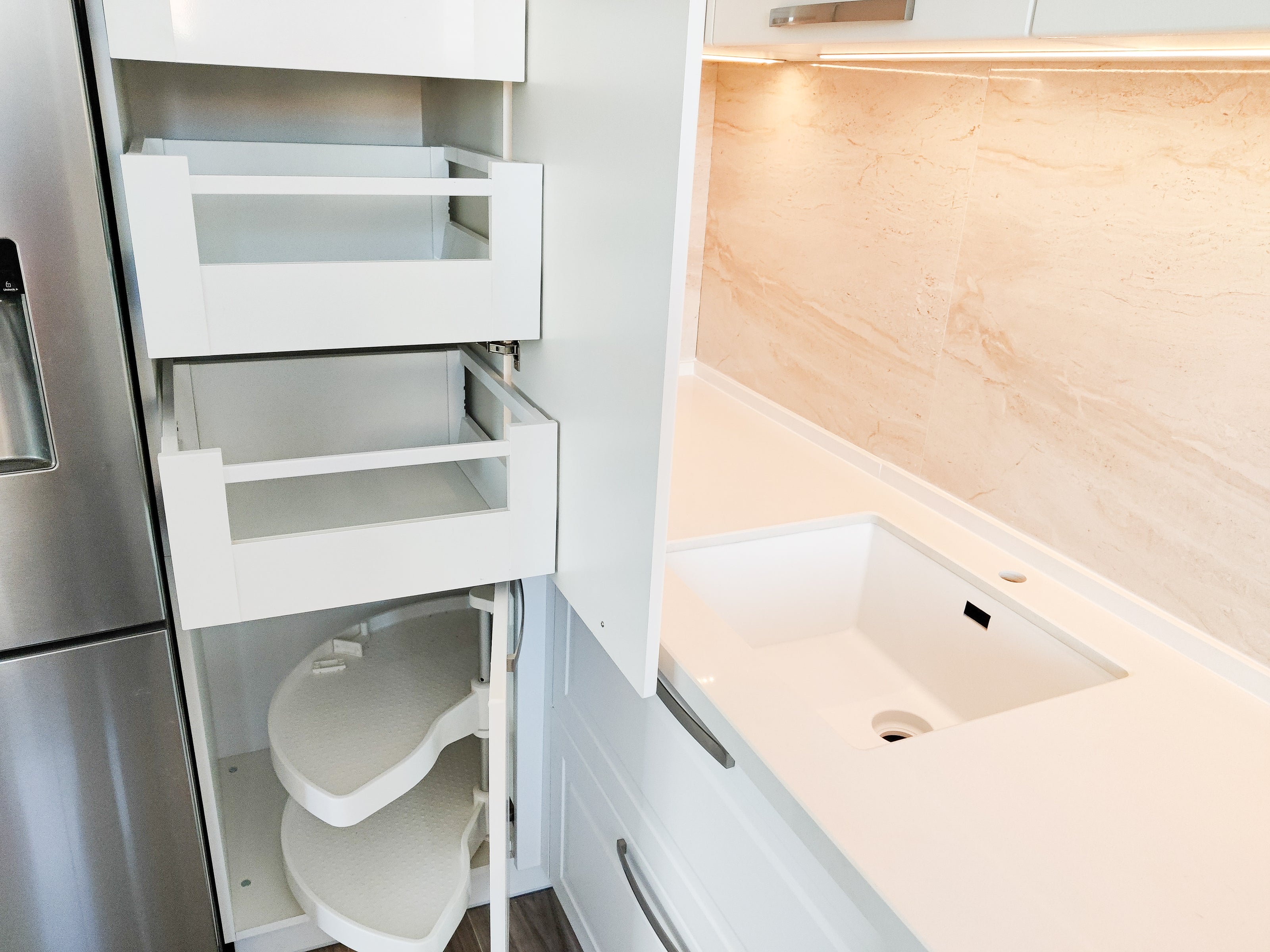 Mobilier de bucătărie NORVINIA cu fronturi din MDF termoformat și blat din cuarț compozit