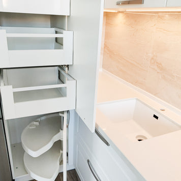 Mobilier de bucătărie NORVINIA cu fronturi din MDF termoformat și blat din cuarț compozit