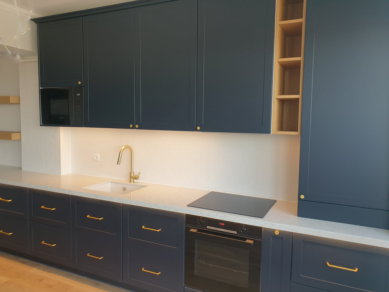 Mobilă de bucătărie NORVINIA cu blat din cuarț compozit și chiuvetă montată sub blat