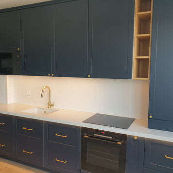 Mobilă de bucătărie NORVINIA cu blat din cuarț compozit și chiuvetă montată sub blat