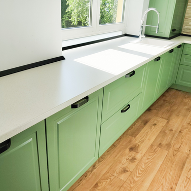 Mobila bucătărie fabricată la comandă de NORVINIA cu blat în L, cu îmbinare invizibilă, blat și glaf geam din același material, mobilier din MDF termoformat