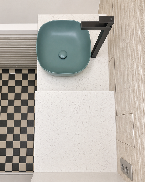 Mobilier pentru baie realizat la comandă de NORVINIA din MDF temoformat cu blat din cuarț compozit
