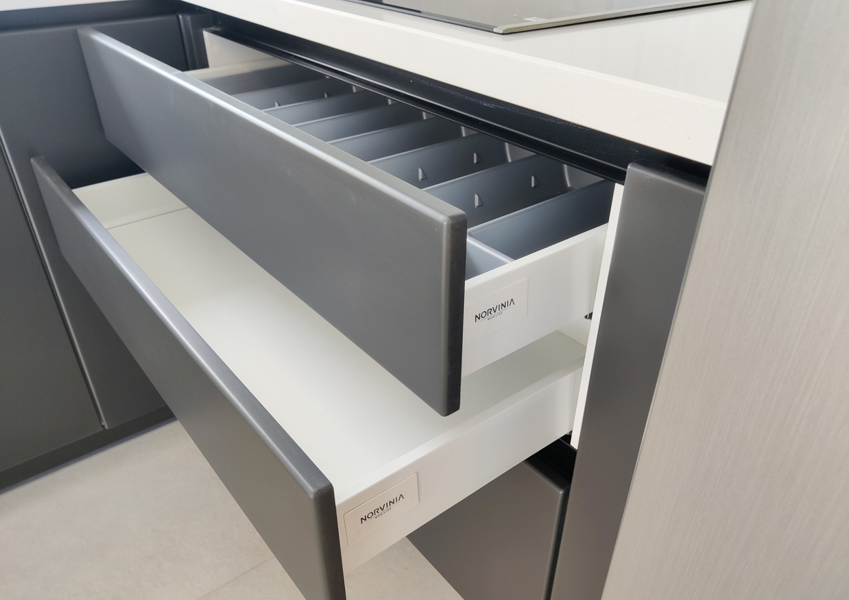 Mobilă bucătărie fabricată la comandă de NORVINIA cu blat și glaf geam din cuarț compozit, mobilier din MDF termoformat