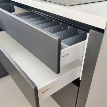 Mobilă bucătărie fabricată la comandă de NORVINIA cu blat și glaf geam din cuarț compozit, mobilier din MDF termoformat