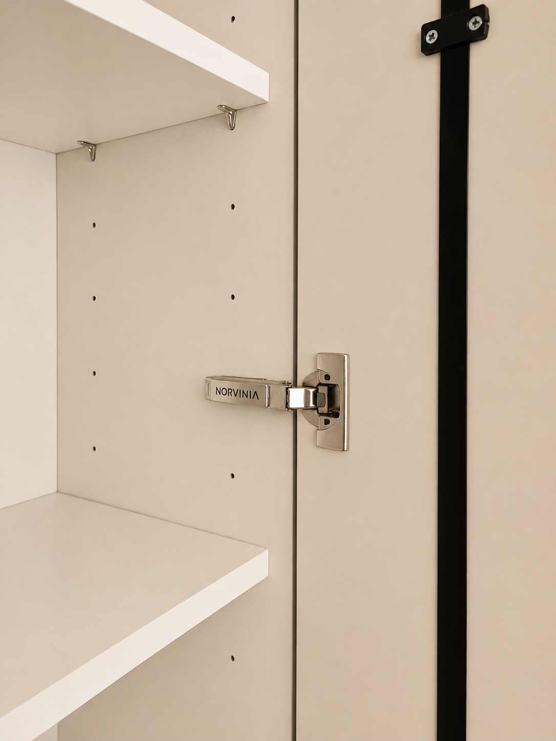 Mobilier pentru living din MDF termoformat cu vitrină și zonă de depozitare realizat la comandă de NORVINIA
