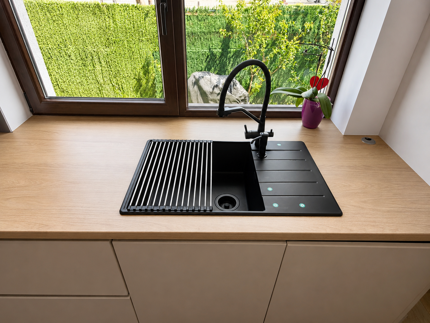 Mobilier de bucătărie NORVINIA, cu fronturi din MDF termoformat în două culori, blat termorezistent EGGER și mânere tip profil GOLA