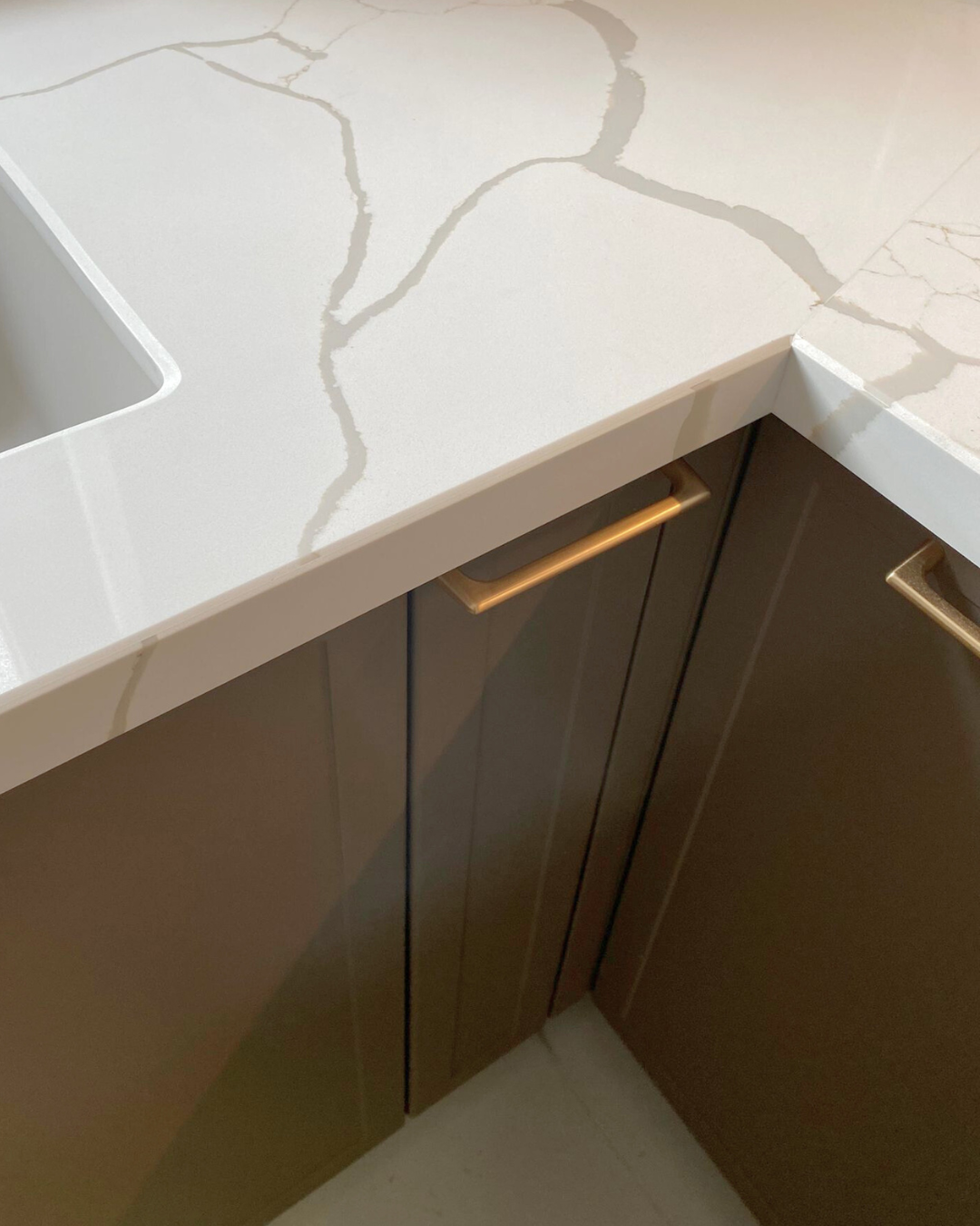 Mobilier bucătărie NORVINIA, cu blat din cuarț compozit și chiuvetă montată sub blat