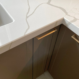 Mobilier bucătărie NORVINIA, cu blat din cuarț compozit și chiuvetă montată sub blat