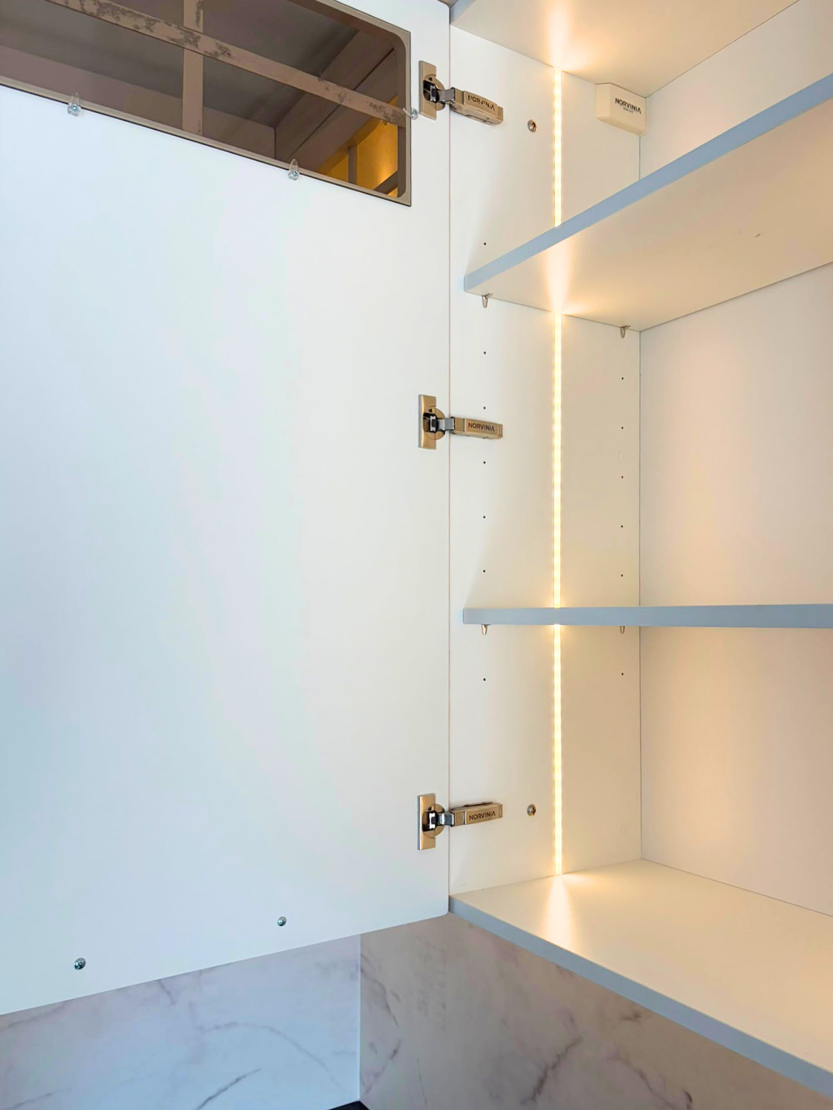 Mobilier din MDF termoformat cu blat din cuarț compozit și chiuvetă montată sub blat