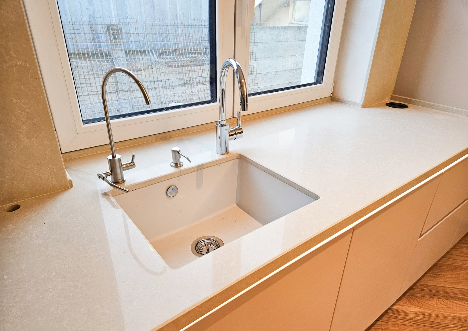 Mobilă bucătărie fabricată la comandă de NORVINIA din MDF termoformat, blat, contrablat și glaf din cuarț compozit