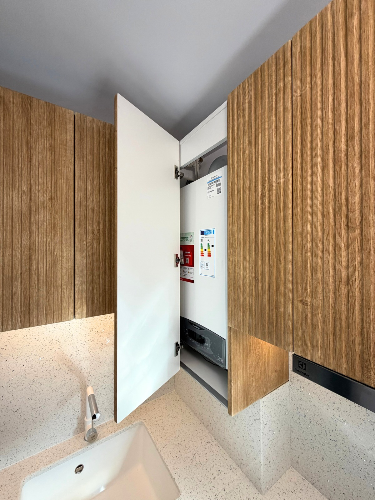 Mobilier din MDF termoformat cu blat, contrablat din cuarț compozit și mânere tip profil GOLA