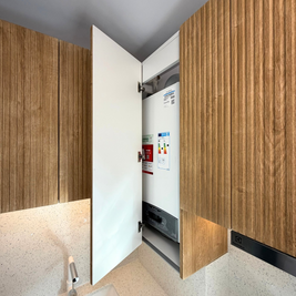 Mobilier din MDF termoformat cu blat, contrablat din cuarț compozit și mânere tip profil GOLA