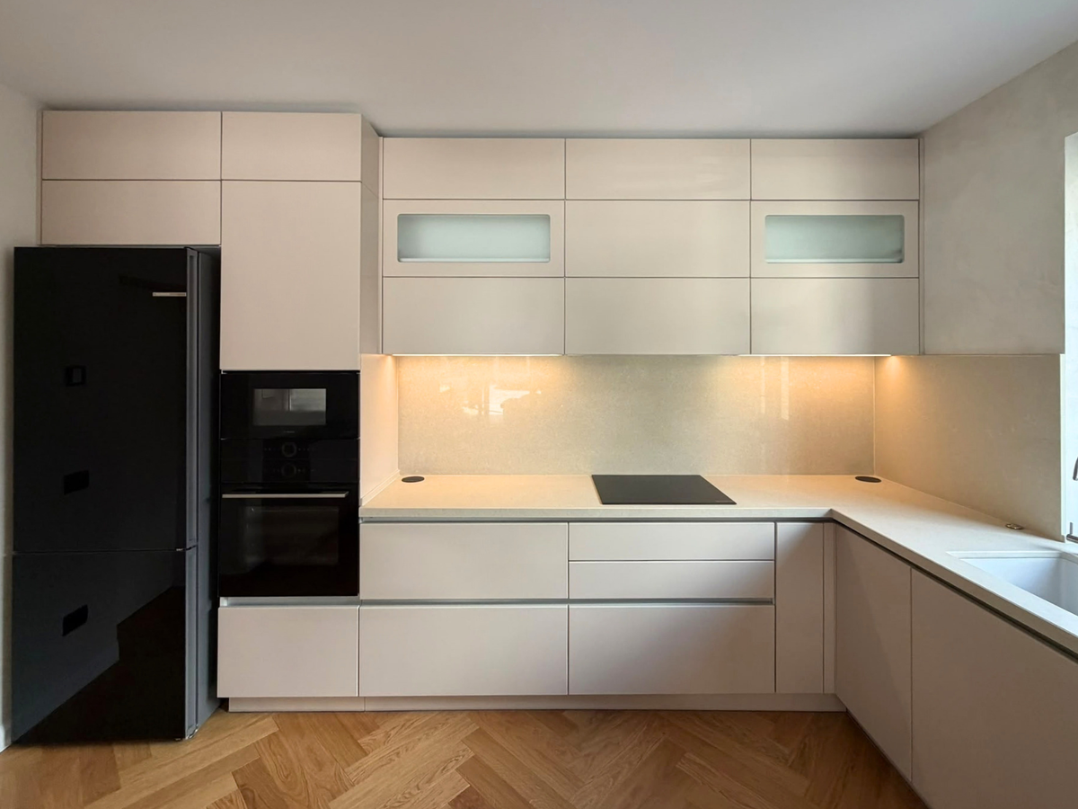 Mobilier din MDF termoformat cu blat din cuarț compozit, masă cu blat din cuarț și mânere GOLA