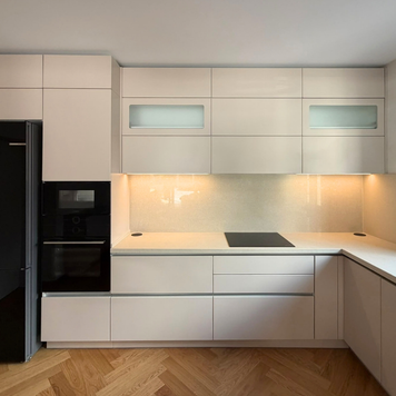 Mobilier din MDF termoformat cu blat din cuarț compozit, masă cu blat din cuarț și mânere GOLA