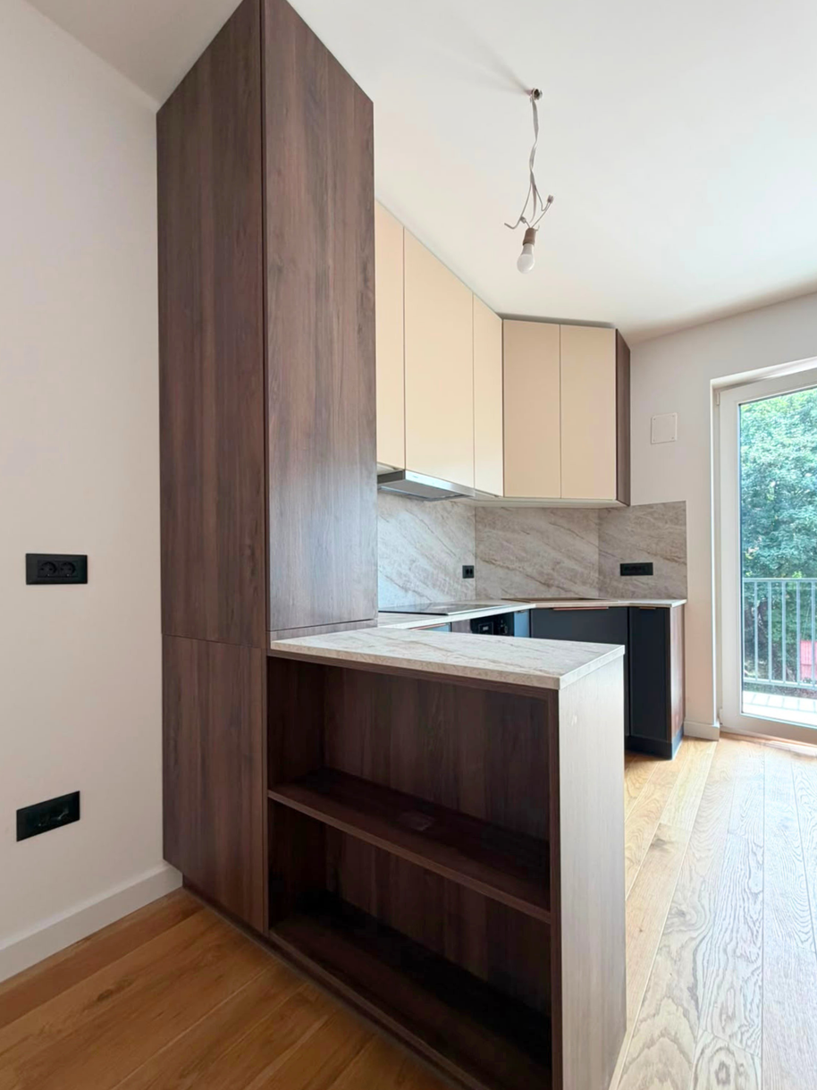 Mobilier din MDF termoformat cu blat termorezistent și mânere metalice aplicate/tip profil GOLA