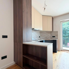 Mobilier din MDF termoformat cu blat termorezistent și mânere metalice aplicate/tip profil GOLA