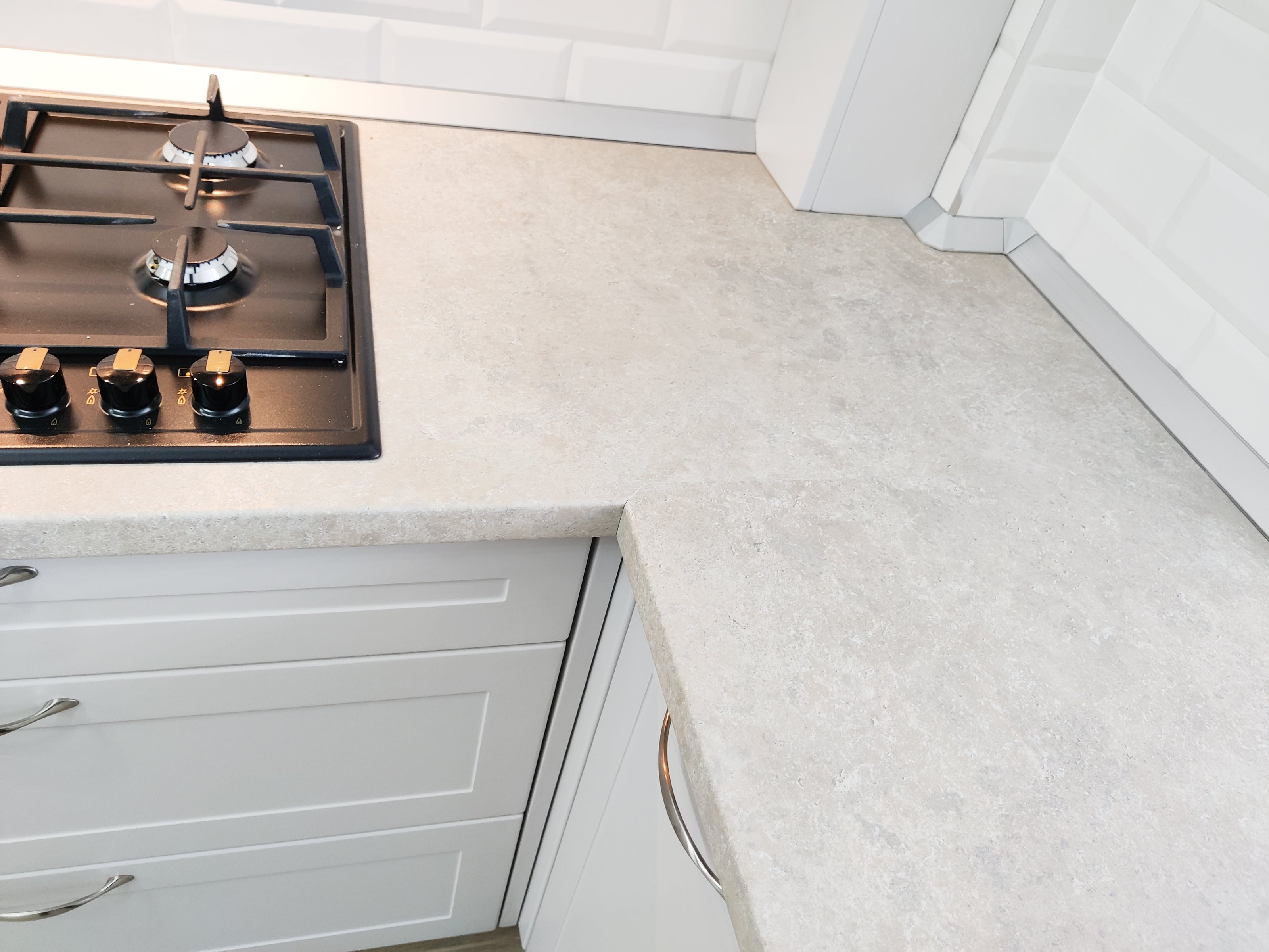 Mobilă de bucătărie NORVINIA cu blat termorezistent și fronturi din MDF termoformat