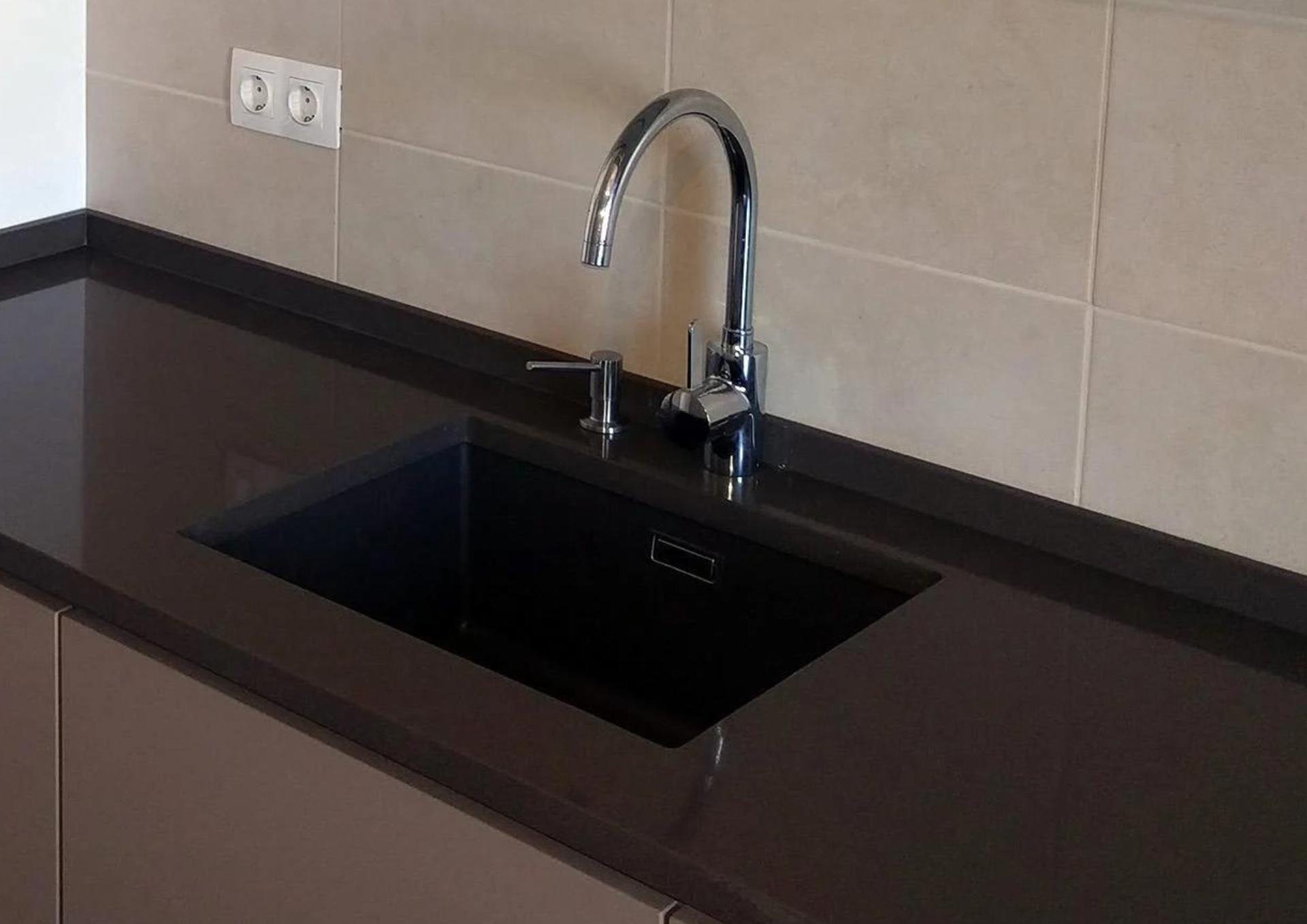 Chiuvetă sub blat din granit, fără picurător și cu o cuvă