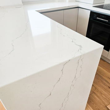 Mobilă de bucătărie fabricată la comandă de NORVINIA cu blat și glaf geam din cuarț compozit, mobilier din MDF termoformat