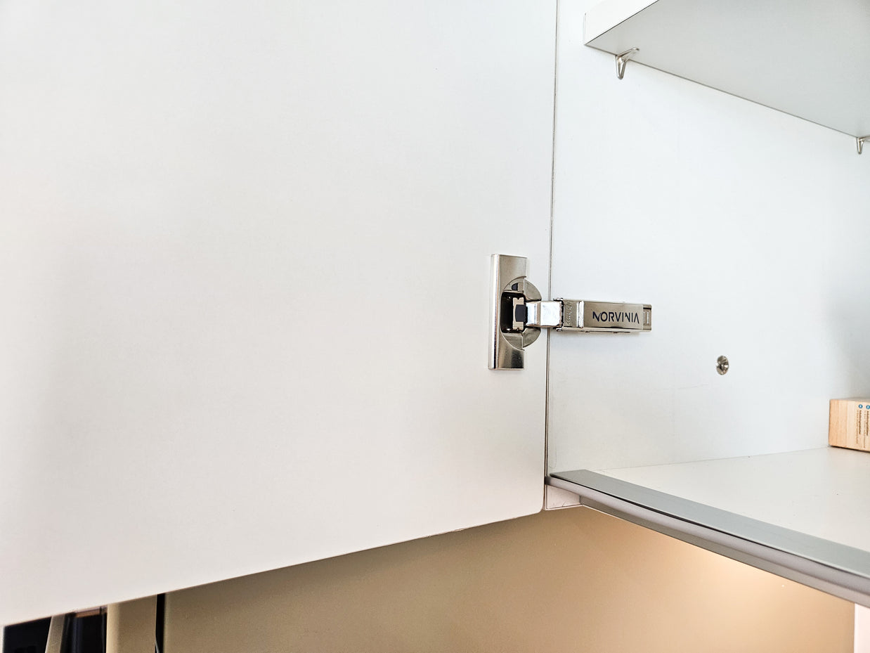 Mobilier de bucătărie NORVINIA cu blat din cuarț compozit și chiuvetă montată sub blat, fronturi din MDF termoformat