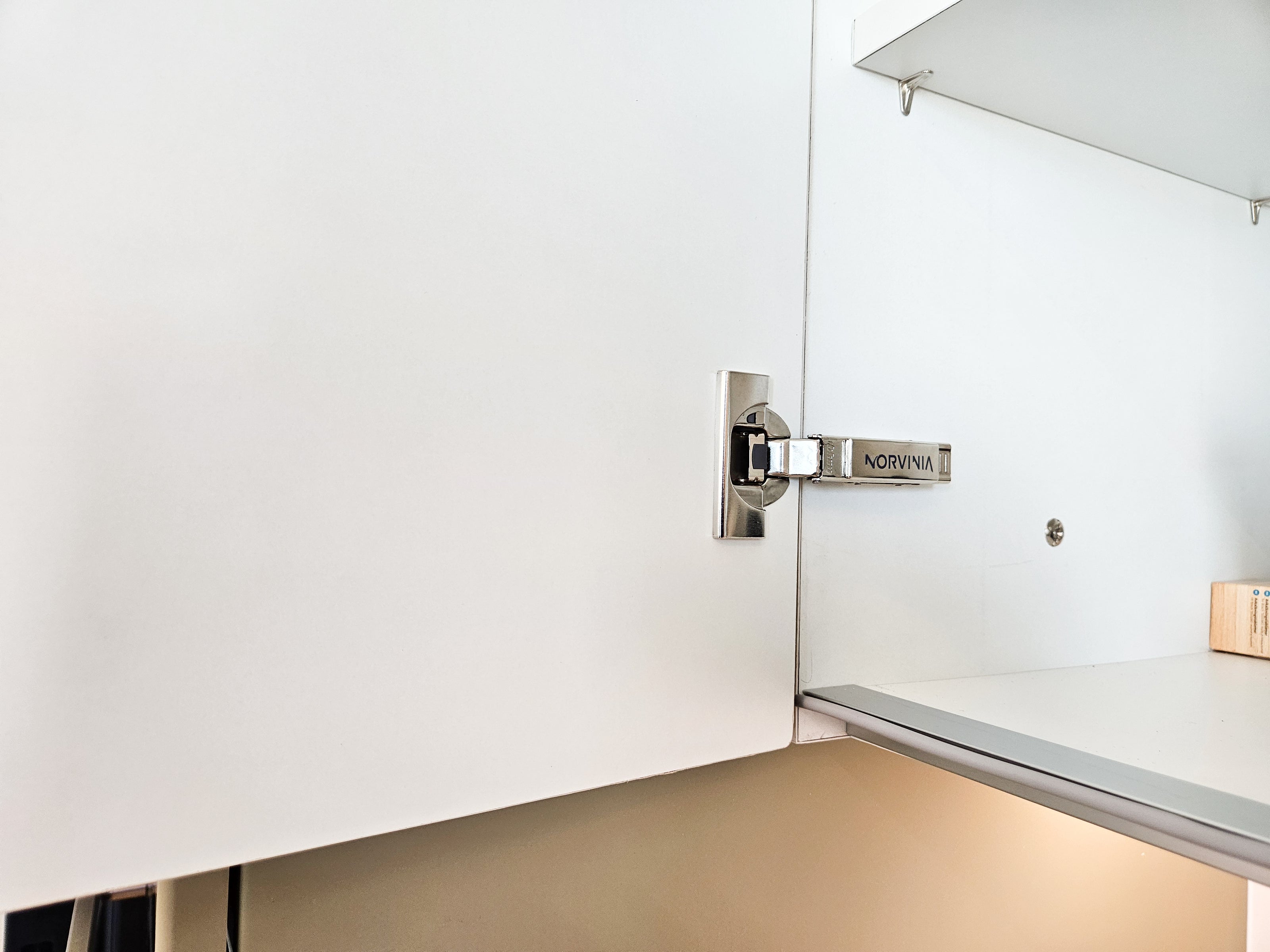 Mobilier de bucătărie NORVINIA cu blat din cuarț compozit și chiuvetă montată sub blat, fronturi din MDF termoformat