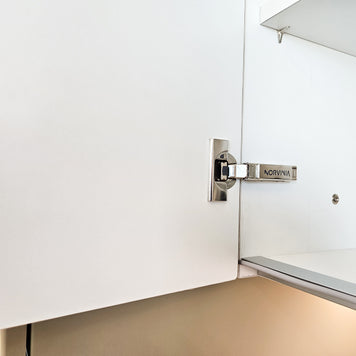 Mobilier de bucătărie NORVINIA cu blat din cuarț compozit și chiuvetă montată sub blat, fronturi din MDF termoformat