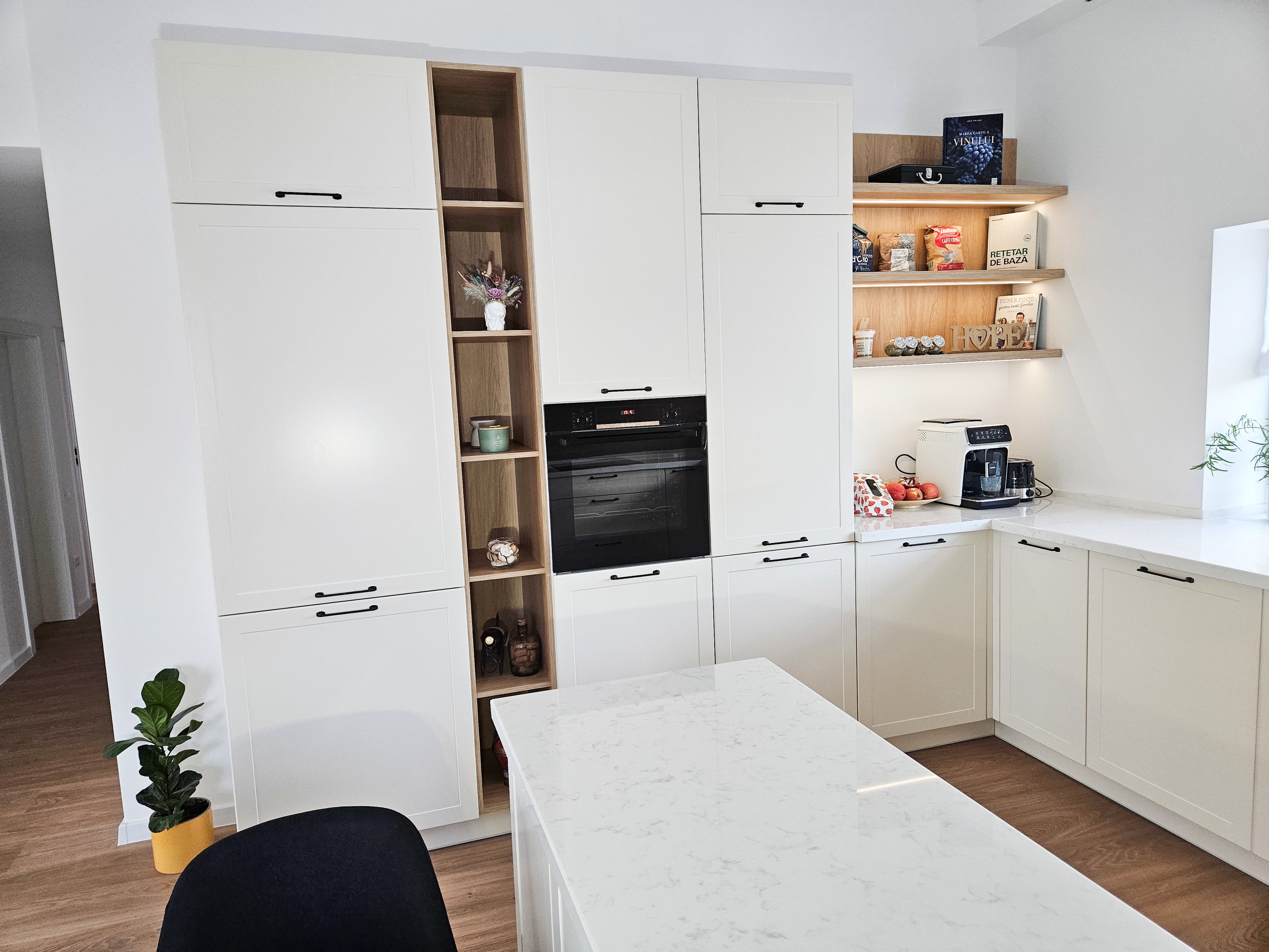 Mobilă de bucătărie fabricată la comandă de NORVINIA cu blat și glaf geam din cuarț compozit, mobilier din MDF termoformat