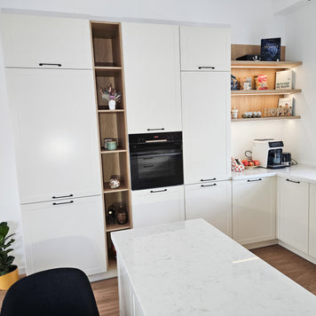 Mobilă de bucătărie fabricată la comandă de NORVINIA cu blat și glaf geam din cuarț compozit, mobilier din MDF termoformat