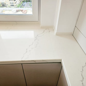 Mobilă de bucătărie fabricată la comandă de NORVINIA cu blat și glaf geam din cuarț compozit, mobilier din MDF termoformat