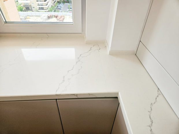 Mobilă de bucătărie fabricată la comandă de NORVINIA cu blat și glaf geam din cuarț compozit, mobilier din MDF termoformat