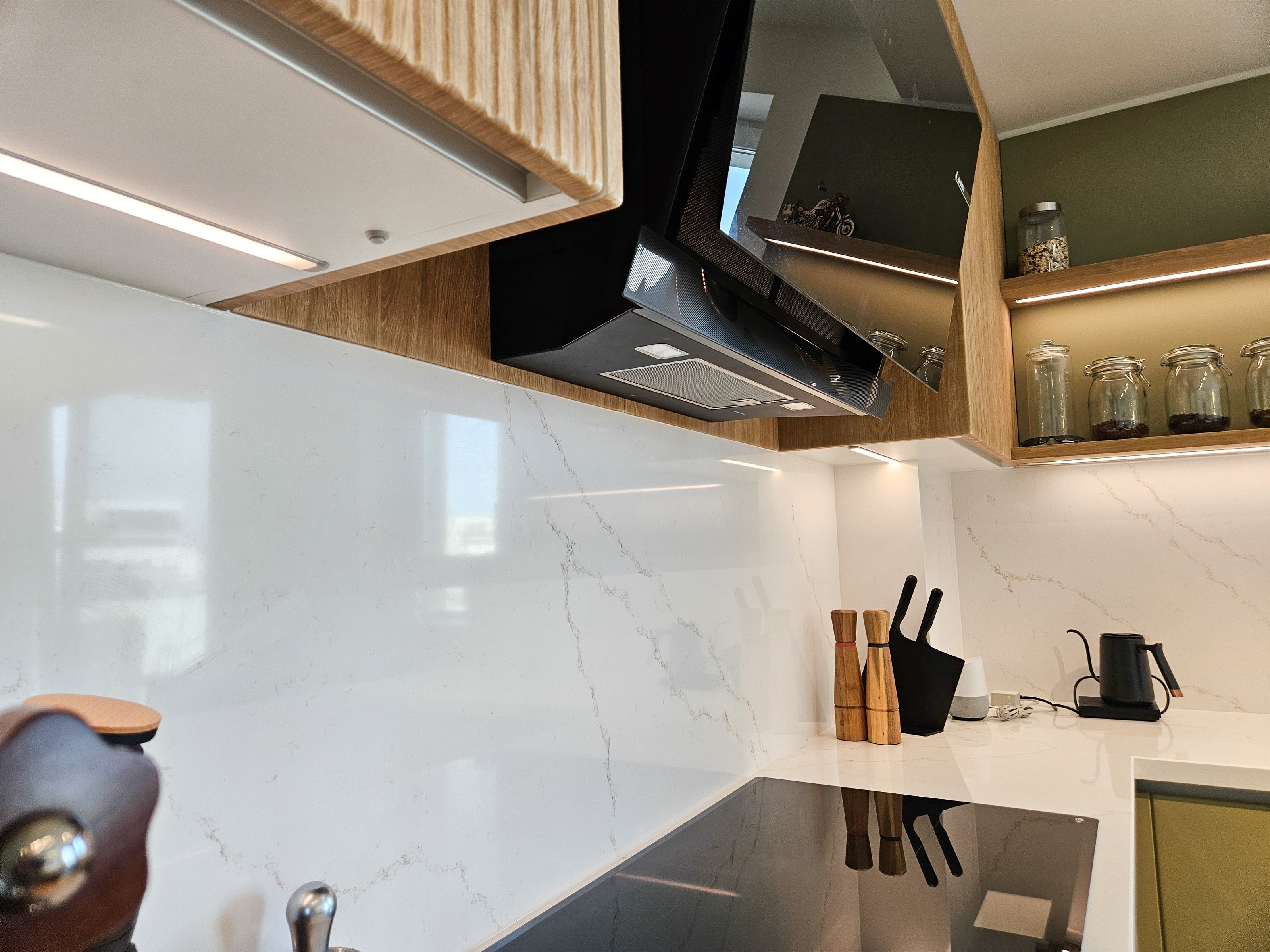 Mobilier de bucătărie NORVINIA cu blat din cuarț compozit și chiuvetă montată sub blat, fronturi din MDF termoformat