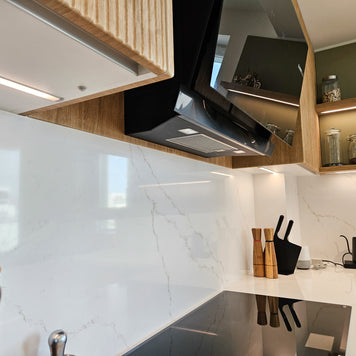 Mobilier de bucătărie NORVINIA cu blat din cuarț compozit și chiuvetă montată sub blat, fronturi din MDF termoformat