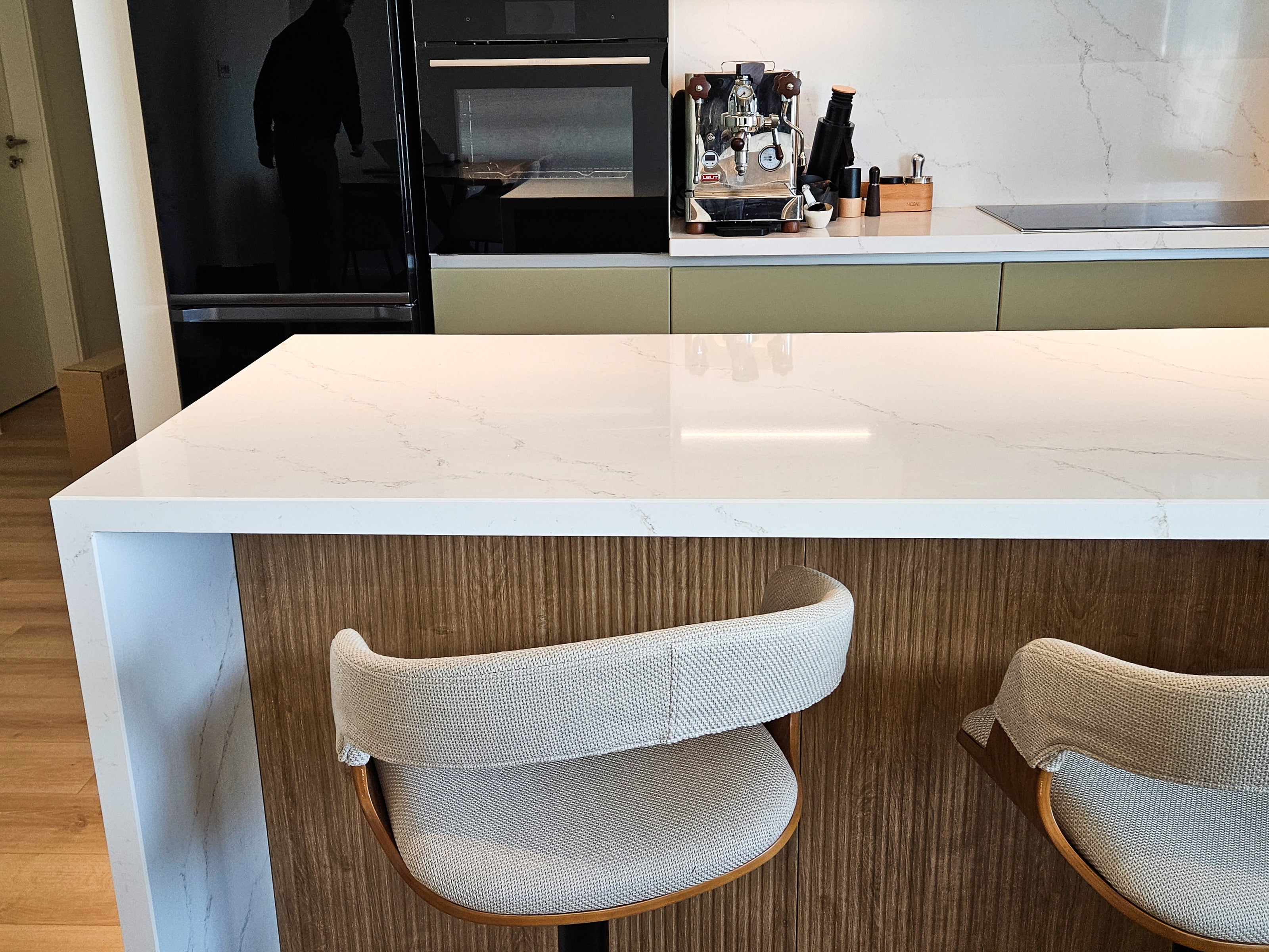 Mobilier de bucătărie NORVINIA cu blat din cuarț compozit și chiuvetă montată sub blat, fronturi din MDF termoformat