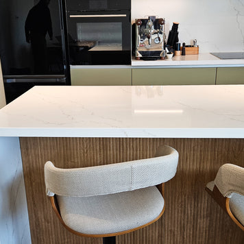 Mobilier de bucătărie NORVINIA cu blat din cuarț compozit și chiuvetă montată sub blat, fronturi din MDF termoformat