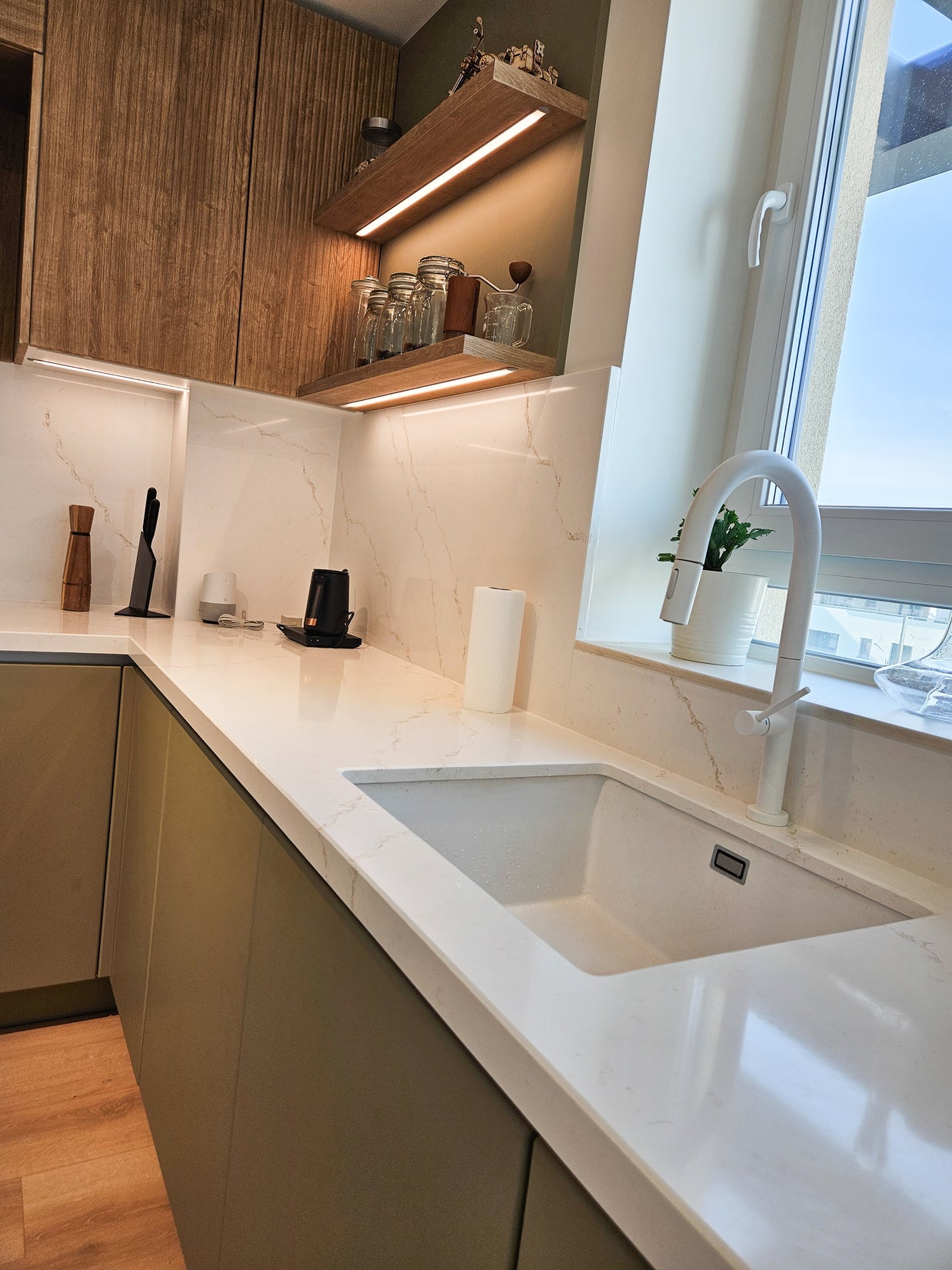 Mobilier de bucătărie NORVINIA cu blat din cuarț compozit și chiuvetă montată sub blat, fronturi din MDF termoformat