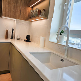 Mobilier de bucătărie NORVINIA cu blat din cuarț compozit și chiuvetă montată sub blat, fronturi din MDF termoformat