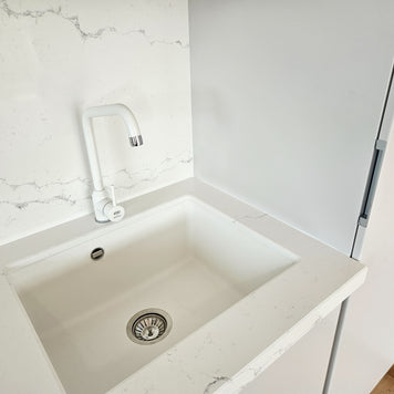 Mobilă de bucătărie fabricată la comandă de NORVINIA cu blat și glaf geam din cuarț compozit, mobilier din MDF termoformat