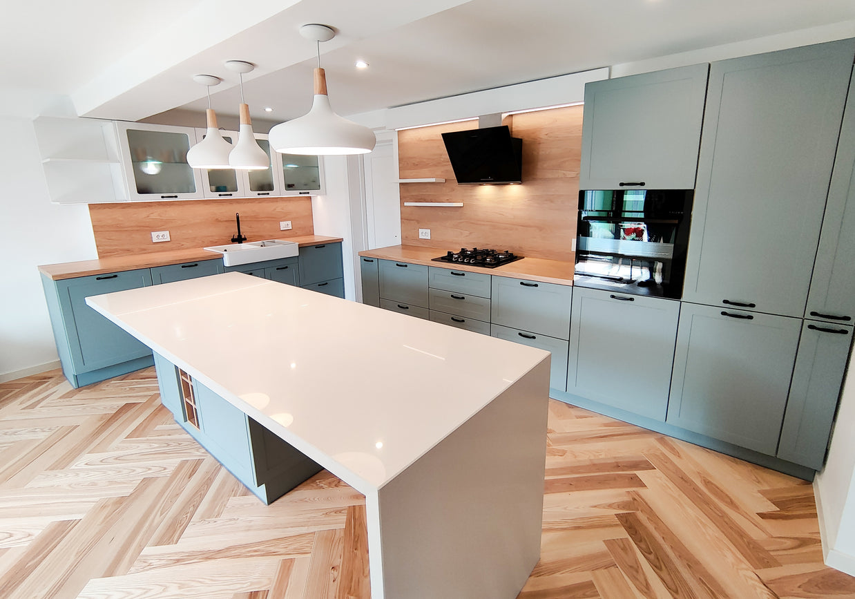 Mobilier de bucătărie NORVINIA din MDF termoformat cu insulă din cuarț compozit