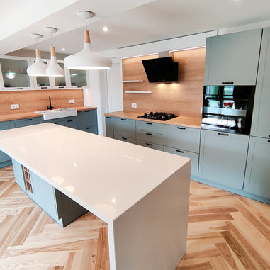 Mobilier de bucătărie NORVINIA din MDF termoformat cu insulă din cuarț compozit